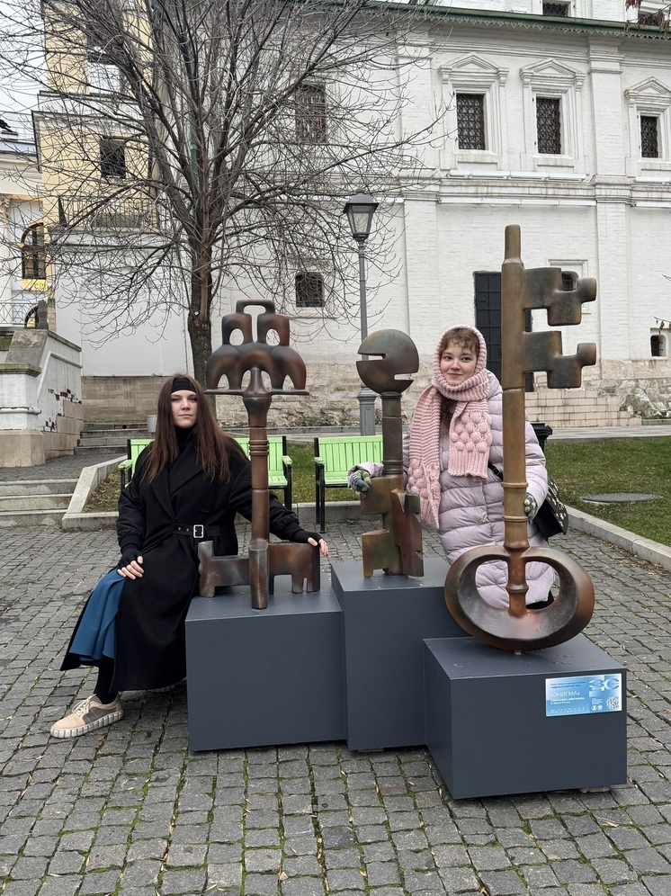 У Английского двора появился арт-объект в виде гигантских старинных ключей