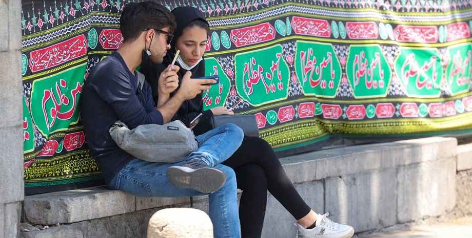 Иранцы с телефонами