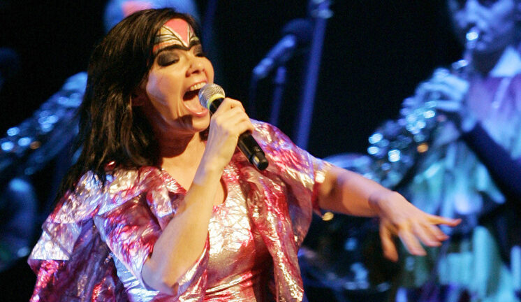 Бьорк отмечает 60-летие и борется с правительством