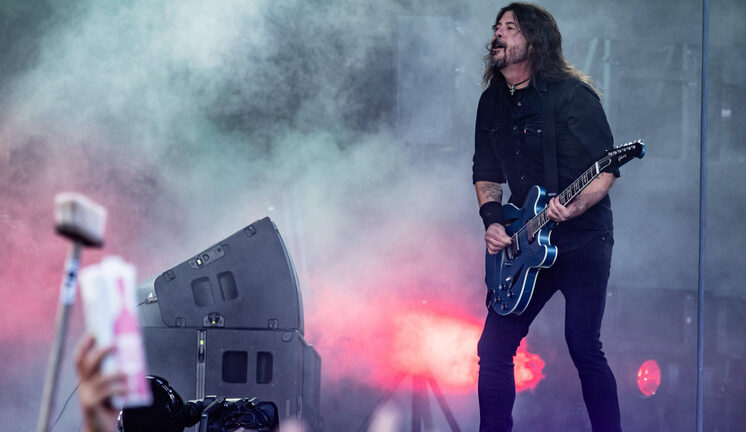 Дэйв Грол из Foo Fighters выпустил «редкую гитару» на продажу