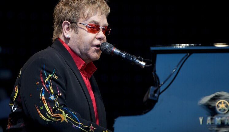 Элтон Джон почти ослеп, но петь не перестал