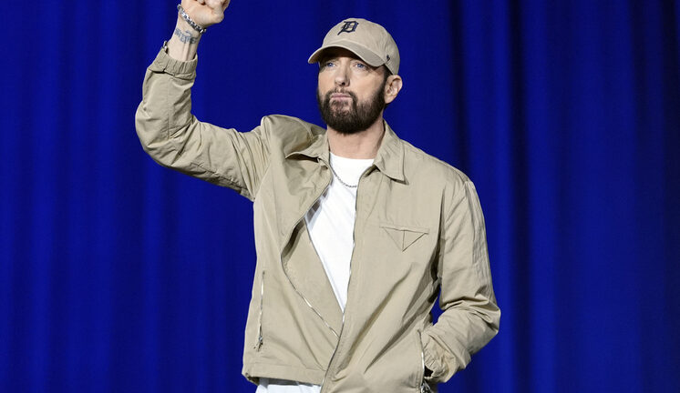 «Ранимый гаденыш» Эминем подал в суд на австралийские зонтики