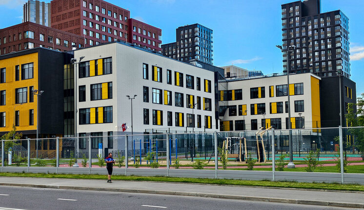 Женщины готовы доплатить миллион рублей за жилье со школой во дворе