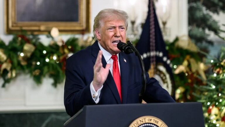 18 часов трансляции и пост для «подонков»: Трамп поздравил мир и США с Рождеством»>