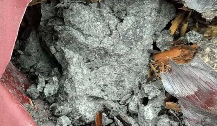 Контакт с внеземным веществом установлен: метеорит пробил крышу дома в Новгородской области, пока хозяева спали