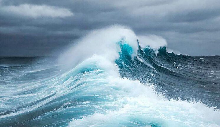 Космические спутники открыли неожиданное «расщепление» гигантской волны