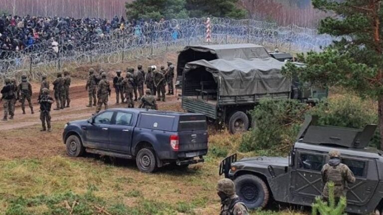 Лукашенко запускает мигрантов в Польшу через вырытый в лесу туннель (видео)»>