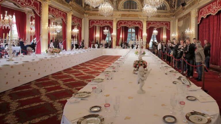 Национальное достояние: стюард вынес из дворца президента Франции столовое серебро и фарфор»>