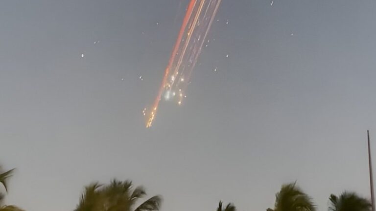 Сразу три пассажирских самолета едва не разбились из-за ракеты Илона Маска»>