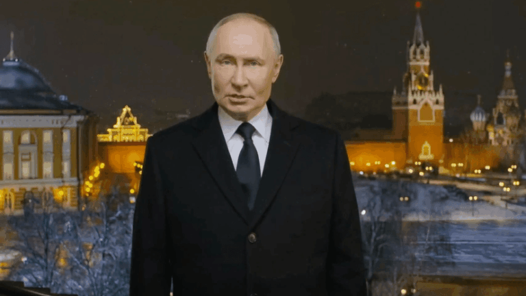 «Какой из них настоящий?»: в новогоднем обращении Путина заметили странный инцидент (видео)»>
