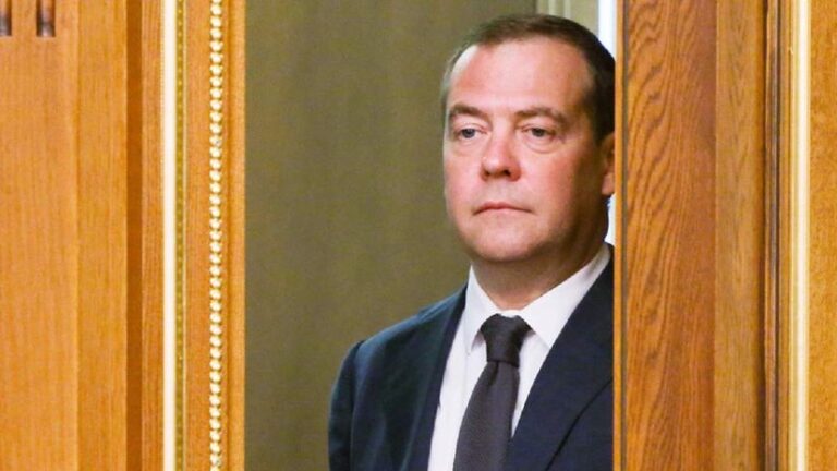 «Надо торопиться»: Медведев призвал Трампа спешить с присоединением Гренландии, пригрозив референдумом за РФ»>