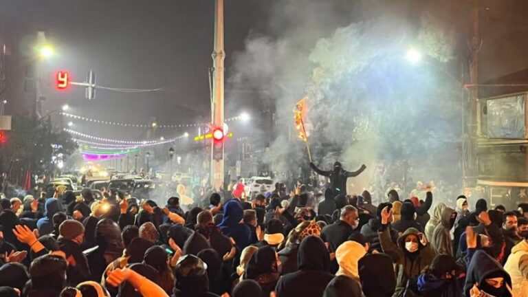 «Не вмешиваются», но дают оружие и блокируют связь: как РФ подавляет протесты в Иране, — СМИ»>