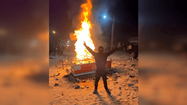 Протесты в Иране: количество жертв растет, митингующие взяли под контроль первый город (видео)»>