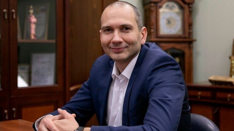 В России умирают топ-чиновники: найден мертвым бывший замминистра труда Алексей Скляр»>