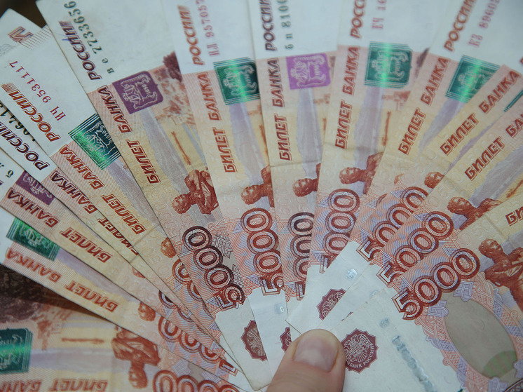 Женщины в России зарабатывают меньше мужчин на 40 тысяч: названы причины разрыва