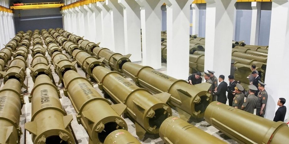 КНДР засыпала землей новое здание на заводе, где производят ракеты для РФ: что показали спутники»>