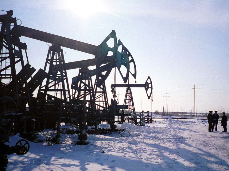 Лебединая песня барреля: добыча нефти в России упала до 17-летнего минимума