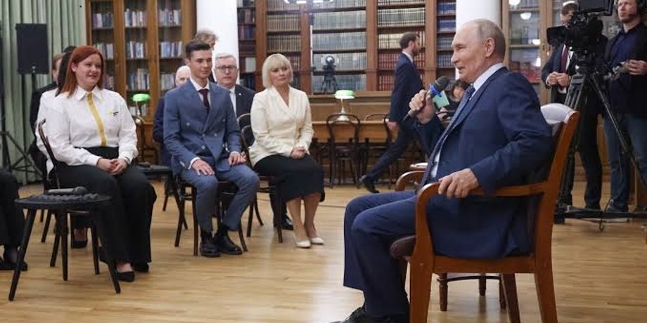 Синяки на ладонях: Путин появился перед школьниками со следами от уколов, — СМИ»>