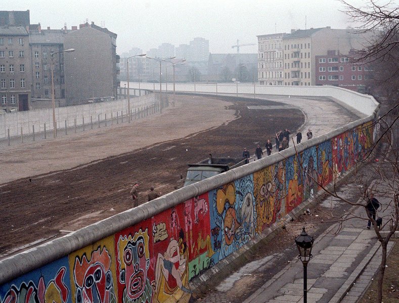 Берлинская стена стала символом Холодной войны, а ее падение в ноябре 1989 года — сигналом о ее завершении
