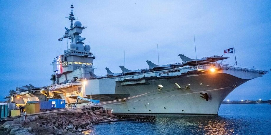 На борту атомного французского авианосца «Шарль де Голль» вспыхнул пожар: что произошло»>