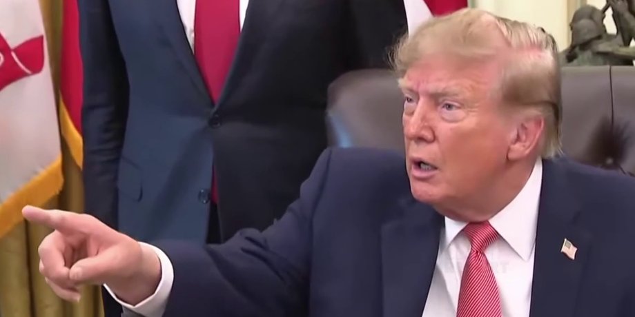«Тихо! Ты что, болен?» — Трамп нахамил журналистам и хочет выселить прессу из Белого дома (видео)»>