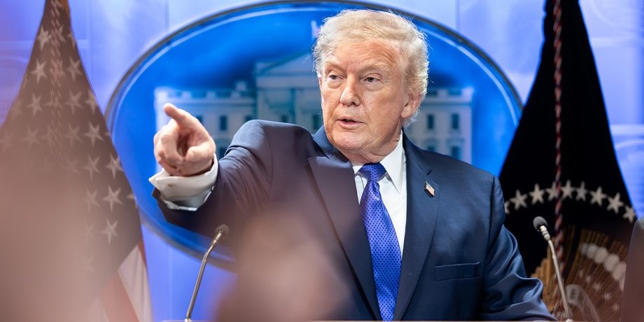 «Украине нужно сменить лидера»: Трамп вновь обвинил Зеленского в атаках на российские НПЗ (видео)»>