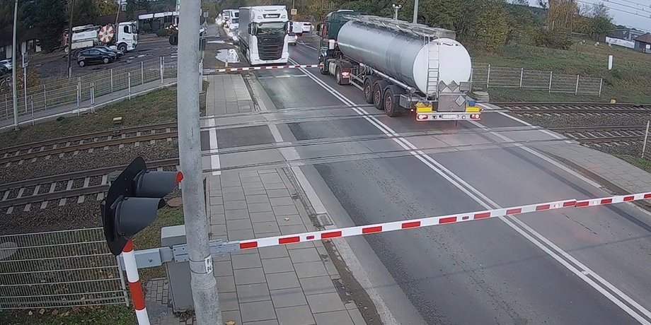 Украинец на автоцистерне едва не спровоцировал масштабную аварию с поездом в Польше (видео)»>